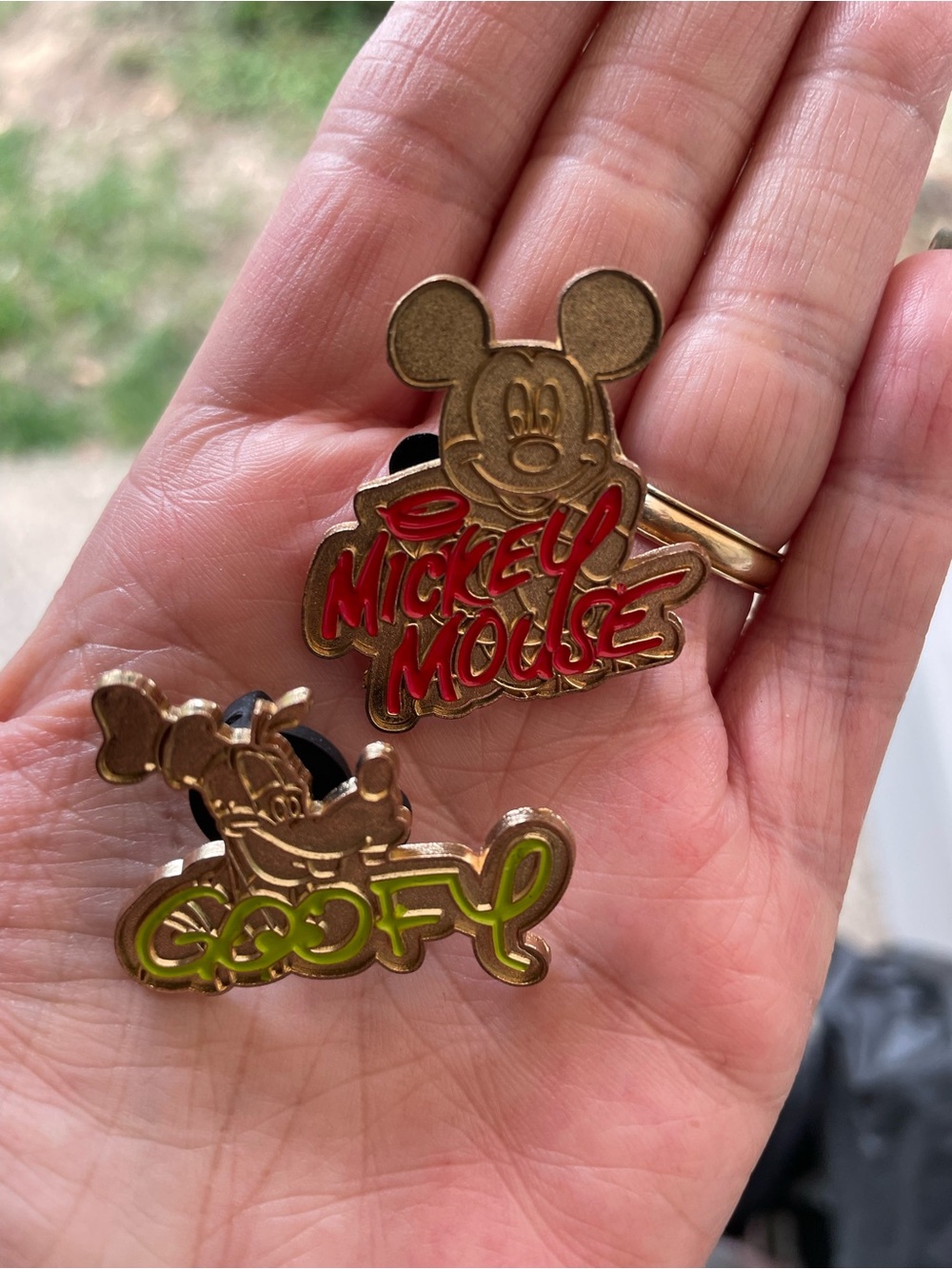 Disney 2004 Cast Lanyard Mickey & Goofy Signature Pin Set
